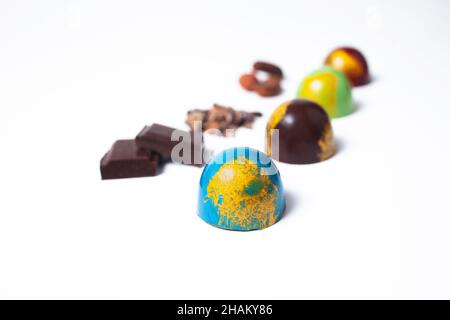 Bonbons mexicains colorés au chocolat et ingrédients sur fond blanc Banque D'Images