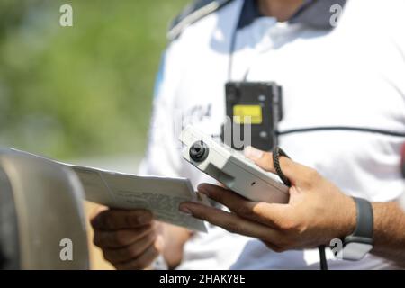 Autoroute 2 Bucarest - Constanta, Roumanie - 10 août 2021 : un agent de la police routière roumaine remet un alcootest au conducteur pour tester son taux d'alcool. Banque D'Images