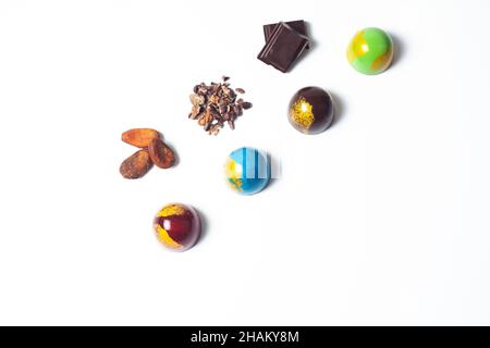 Bonbons mexicains colorés au chocolat et ingrédients sur fond blanc Banque D'Images