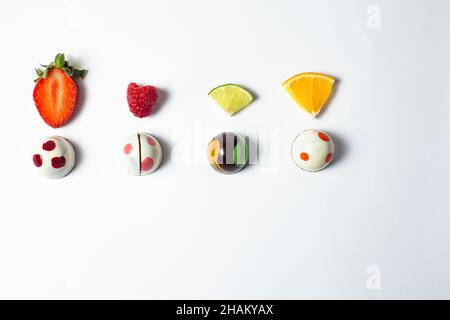 Bonbons colorés mexicains au chocolat bonbons avec fruits sur fond blanc Banque D'Images