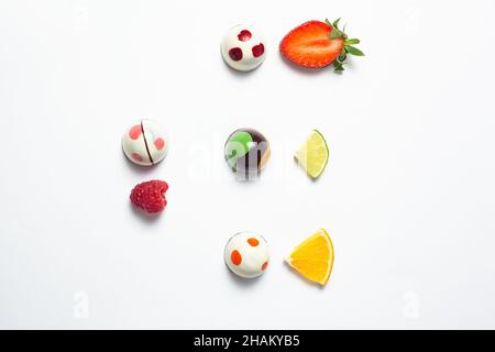 Bonbons colorés mexicains au chocolat bonbons avec fruits sur fond blanc Banque D'Images