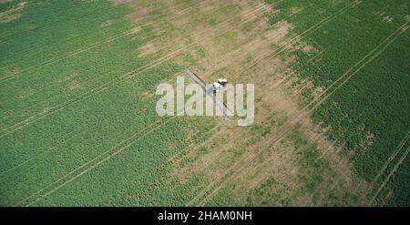 Aider les cultures à se développer dans les champs agricoles avec de l'engrais dans le tracteur au-dessus de la vue de dessus Banque D'Images