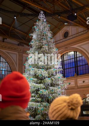 Zurich, Suisse - 30 novembre 2021 : arbre de Noël traditionnel à la gare de Zurich, décoré de cristaux Swarovski. Banque D'Images