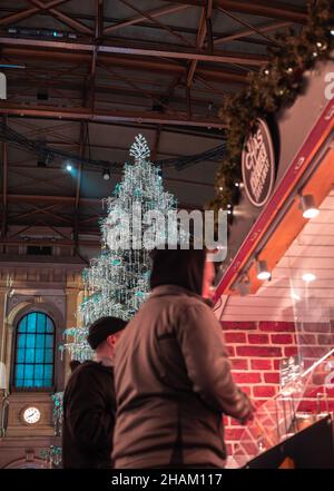 Zurich, Suisse - 30 novembre 2021 : arbre de Noël traditionnel à la gare de Zurich, décoré de cristaux Swarovski. Banque D'Images