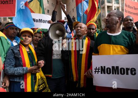 Jérusalem, Israël.13h décembre 2021.Les manifestants ont crié des slogans lors d'une manifestation organisée par des juifs éthiopiens et des membres de la communauté de migrants érythréens contre la politique des États-Unis à l'égard du conflit du Tigré éthiopien devant l'ambassade américaine le 13 décembre 2021 à Jérusalem, en Israël.Crédit : Eddie Gerald/Alay Live News Banque D'Images