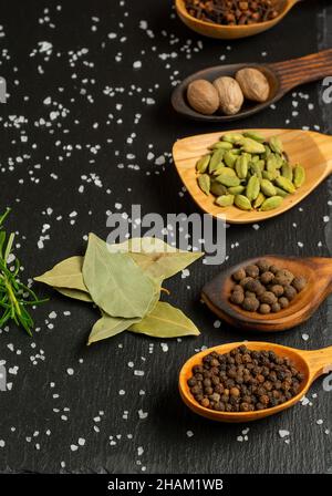 Sélection d'épices sur une table en bois sombre.Concept de cuisine alimentaire ou épicée, alimentation saine de fond. Banque D'Images