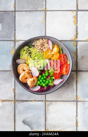 Avocat frais, salade de crevettes avec tartes vertes, tomates cerises, herbes et huile d'olive, vinaigrette au citron. Nourriture saine Banque D'Images