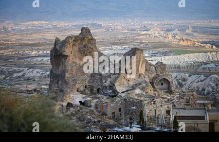 Panorama de la Cappadoce, paysage et vallée de la Turquie avec formation de roche ancienne et grottes.Vue depuis le château d'Uchisar Banque D'Images