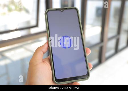 Surabaya, Indonésie - 20 mai 2021 : smartphone portable avec application facebook Banque D'Images