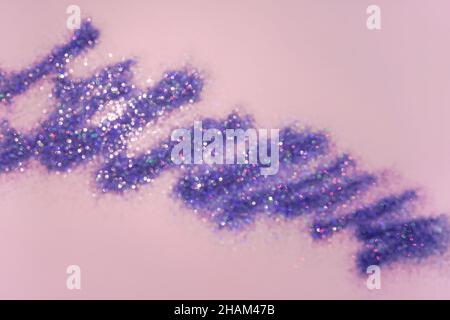 Arrière-plan rose avec bokeh scintillant violet et flou.Couleurs tendance 2022.Magnifique toile de fond pour le jour de la Saint-Valentin, noël, anniversaire. Banque D'Images