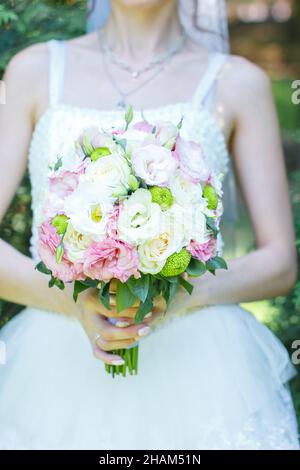 Bouquet de roses, d'eustoma ou de lisianthus et de chrysanthèmes Santini Banque D'Images