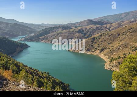 Vue sur le réservoir Rules avec le Rio Guadalfeo et le Rio Izbor en fin d'après-midi Banque D'Images