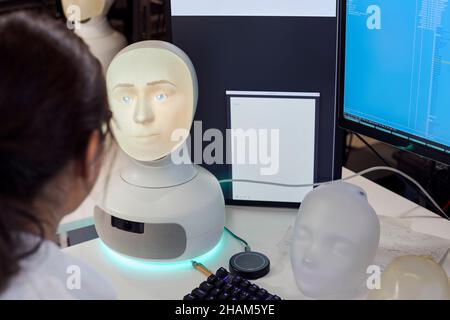 Femme ingénieur travaillant sur le robot Banque D'Images