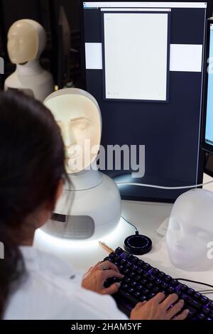 Femme ingénieur travaillant sur le robot Banque D'Images