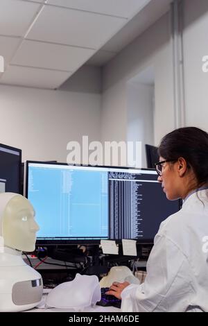 Femme ingénieur travaillant sur ordinateur Banque D'Images