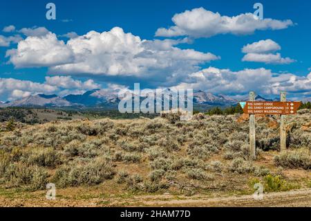 Panneau de direction, Big Sandy Opening Road (BLMR 4113), à Lander Cutooff Road (CR 132), Wind River Range in distance, Wyoming, États-Unis Banque D'Images