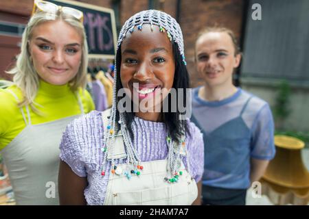 Young woman looking at camera Banque D'Images