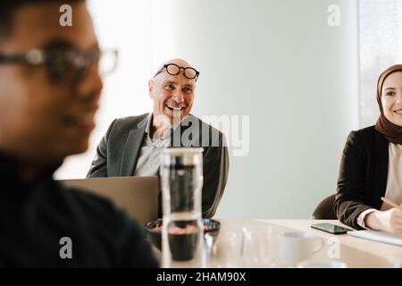 Homme souriant lors d'une réunion d'affaires Banque D'Images