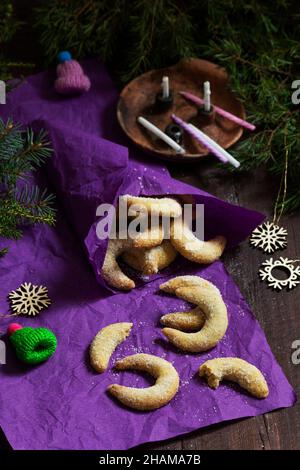 Cookies traditionnels de l'AVENT, croissants de vanille sur fond violet.Style rustique. Banque D'Images