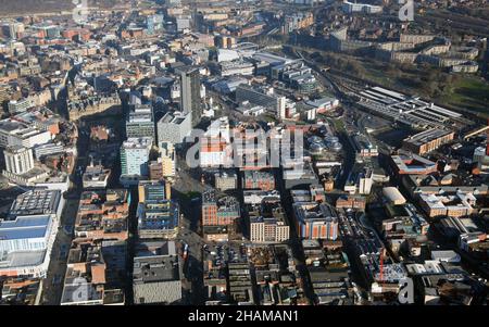 Vue aérienne du centre-ville de Sheffield, vue sur NNEEast et plusieurs rues : The Moor, Charter Row, Eyre Street et Milton Street Banque D'Images