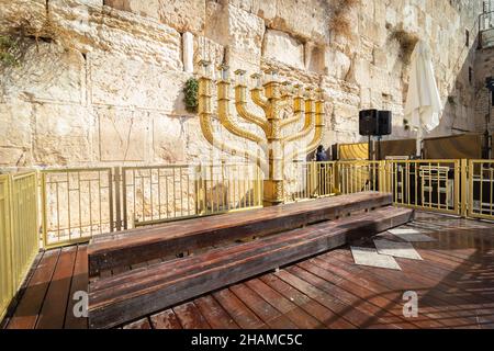 jérusalem-israël.28-11-2021.Une vue panoramique de l'immense et traditionnelle menorah dorée qui se trouve sur la place du mur occidental à Jérusalem Banque D'Images