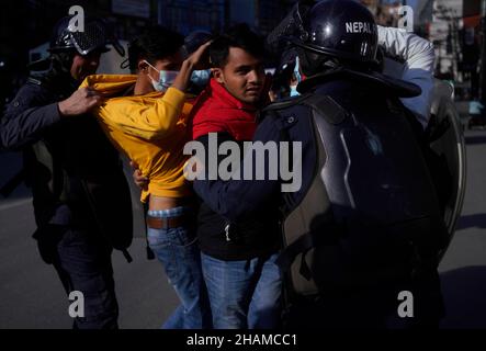 Katmandou, Népal.14th décembre 2021.Les manifestants népalais du Parti communiste du Népal (Centre maoïste) sont arrêtés par la police lors d'une manifestation contre la Millennium Challenge Corporation (MCC) financée par les États-Unis devant le Parlement fédéral à Katmandou, au Népal, le mardi 14 décembre 2021.(Credit image: © Skanda Gautam/ZUMA Press Wire) Banque D'Images