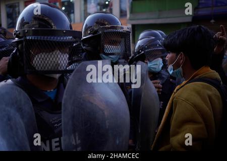 Katmandou, Népal.14th décembre 2021.Des manifestants népalais du Parti communiste du Népal (Centre maoïste) se sont opposés à la police lors d'une manifestation contre la Millennium Challenge Corporation (MCC) financée par les États-Unis devant le Parlement fédéral à Katmandou, au Népal, le mardi 14 décembre 2021.(Credit image: © Skanda Gautam/ZUMA Press Wire) Banque D'Images