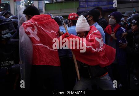 Katmandou, Népal.14th décembre 2021.Des manifestants népalais du Parti communiste du Népal (Centre maoïste) se sont opposés à la police lors d'une manifestation contre la Millennium Challenge Corporation (MCC) financée par les États-Unis devant le Parlement fédéral à Katmandou, au Népal, le mardi 14 décembre 2021.(Credit image: © Skanda Gautam/ZUMA Press Wire) Banque D'Images