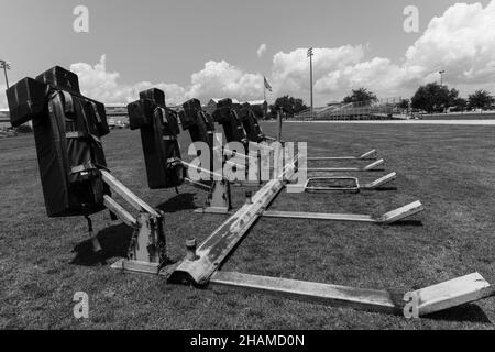 Photo panoramique en noir et blanc de l'équipement de football sur le terrain Banque D'Images