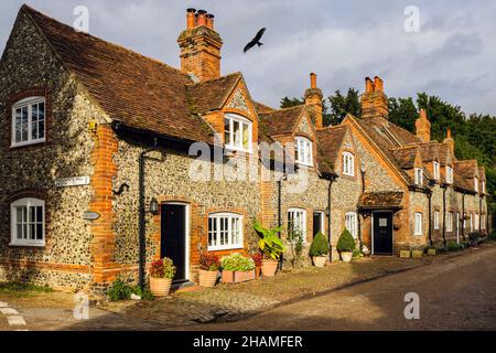 Rangée de cottages en pierre flanelle d'époque avec un cerf-volant rouge au-dessus des toits dans le village historique.Hambleden, Buckinghamshire, Angleterre, Royaume-Uni, Grande-Bretagne Banque D'Images