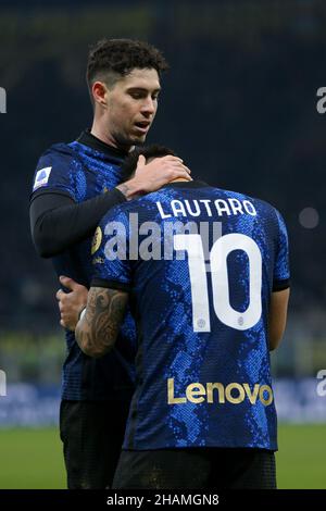 Stade San Siro, Milan, Italie, 12 décembre 2021,Lautaro Martinez (FC Internazionale) fête avec Alessandro Bastoni (FC Internazionale) après s. Banque D'Images