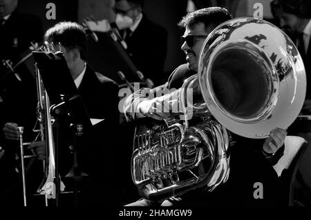 Joueur de tuba en brass band Banque D'Images