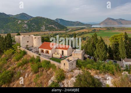 Forteresse de Besac dans les montagnes au-dessus de Virpazar, Monténégro.Vue aérienne. Banque D'Images