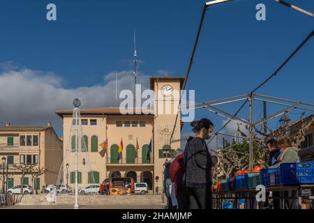 Ses Salines, Espagne; décembre 09 2021: Vue générale de la place de l'Hôtel de ville dans la ville de Mallorcan de ses Salines, le matin de Noël, avec la typi Banque D'Images