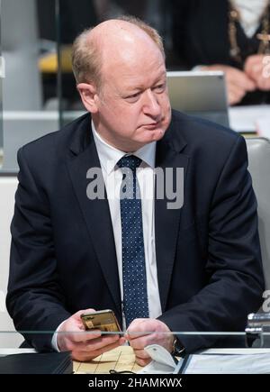 14 décembre 2021, Basse-Saxe, Hanovre: Reinhold Hilbers (CDU), ministre des Finances de la Basse-Saxe, siège au Parlement d'État de la Basse-Saxe.Le Parlement de l'État commence les délibérations sur le budget.Photo: Julian Stratenschulte/dpa Banque D'Images