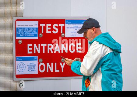 Southport, Merseyside.Royaume-Uni Covid.14th décembre 2021.Un flux constant de personnes assistent au centre de test Covid dans le centre-ville.Les 2 tests principaux sont les suivants : tests PCR – principalement pour les personnes présentant des symptômes, ils sont envoyés dans un laboratoire pour être vérifiés.Tests rapides de flux latéral – seulement pour les personnes qui n'ont pas de symptômes, ils donnent un résultat rapide en utilisant un dispositif semblable à un test de grossesse.Crédit : MediaWorldImages/AlamyLiveNews Banque D'Images