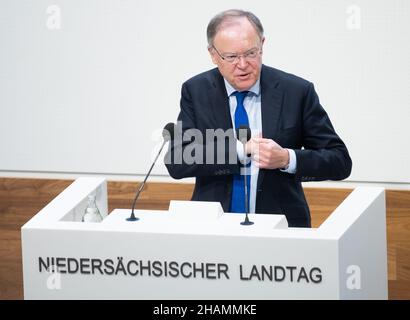 14 décembre 2021, Basse-Saxe, Hanovre: Stephan Weil (SPD), ministre président de la Basse-Saxe, parle au Parlement de l'État de Basse-Saxe de la nouvelle réglementation Corona.Photo: Julian Stratenschulte/dpa Banque D'Images