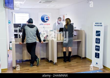 Centre d'emploi ÒPole emploiÓ à Gap (sud-est de la France).Employés et demandeurs d'emploi à la réception Banque D'Images