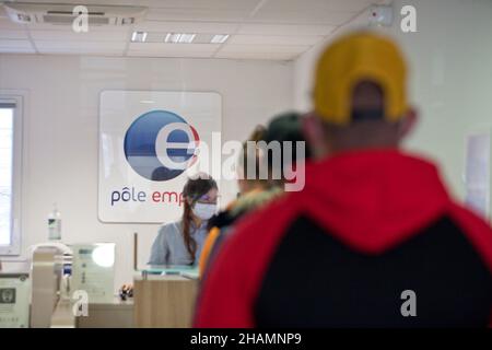 Centre d'emploi ÒPole emploiÓ à Gap (sud-est de la France).Les gens font la queue devant la réception Banque D'Images