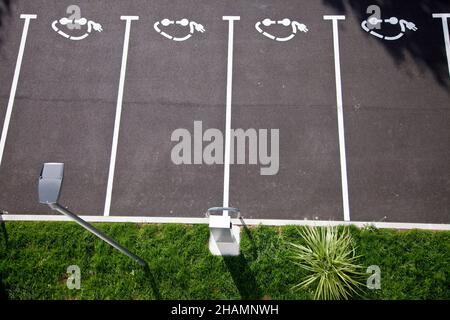 Ibis Styles Hotel à Castelnaudary (sud de la France).Station de charge et places de parking réservées pour voitures électriques Banque D'Images