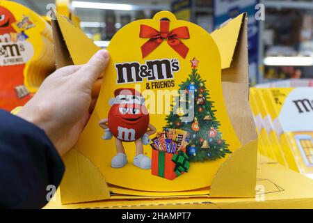 Tyumen, Russie-02 décembre 2021: Chocolat m and ms amis chocolat croustillant. Banque D'Images