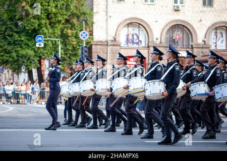 Ukraine, Kiev - 18 août 2021 : attention sélective.Orchestre militaire féminin de batteurs.Belles filles de police à la parade.Femme officier avec un tambour.Batteur en uniforme.Militaire ukrainien Banque D'Images