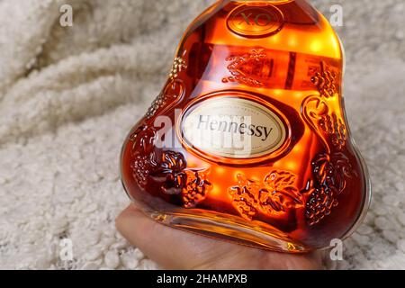 Tyumen, Russie-27 novembre 2021 : logo de la bouteille Cognac Hennessy X.O Banque D'Images