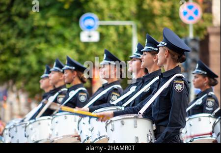 Ukraine, Kiev - 18 août 2021 : attention sélective.Orchestre militaire féminin de batteurs.Belles filles de police à la parade.Femme officier avec un tambour.Batteur en uniforme.Militaire ukrainien Banque D'Images