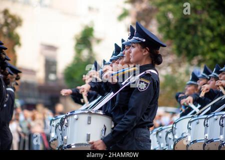 Ukraine, Kiev - 18 août 2021 : attention sélective.Orchestre militaire féminin de batteurs.Belles filles de police à la parade.Femme officier avec un tambour.Batteur en uniforme.Militaire ukrainien Banque D'Images