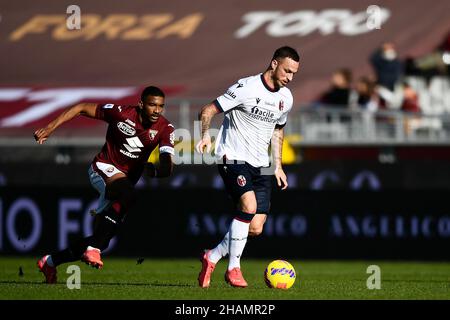 Turin, Italie.12 décembre 2021.Marko Arnautovic du FC de Bologne est défié par Gleison Bremer du FC de Turin lors du match de football Serie A entre le FC de Turin et le FC de Bologne.Credit: Nicolò Campo/Alay Live News Banque D'Images
