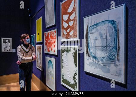 Londres, Royaume-Uni.14th décembre 2021.Suite Egée complète de Barbara Hepworth, 1971, offerte pour la première fois depuis 2013.Un des deux ensembles de lithographies produits avec la presse Curwen et essentiels au développement de ses idées en sculpture par l'artiste.Estimation: £8 000-12 000 - Aperçu des tirages et des ventes multiples de Bonhams à Bonhams New Bond Street, Londres.La vente a lieu le 8th décembre.Crédit : Guy Bell/Alay Live News Banque D'Images