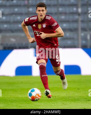 11 décembre 2021, Bavière, Munich: Football: Bundesliga, Bayern Munich - FSV Mainz 05, Matchday 15 à Allianz Arena.Benjamin Pavard de Munich joue le ballon.Photo: Sven Hoppe/dpa - NOTE IMPORTANTE: Conformément aux règlements de la DFL Deutsche Fußball Liga et/ou de la DFB Deutscher Fußball-Bund, il est interdit d'utiliser ou d'utiliser des photos prises dans le stade et/ou du match sous forme de séquences et/ou de séries de photos de type vidéo. Banque D'Images