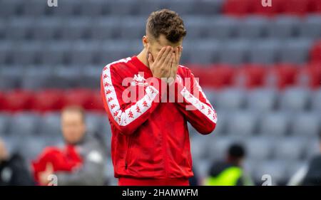 11 décembre 2021, Bavière, Munich: Football: Bundesliga, Bayern Munich - FSV Mainz 05, Matchday 15 à Allianz Arena.Alexander Hack de Mayence se réchauffe.Photo: Sven Hoppe/dpa - NOTE IMPORTANTE: Conformément aux règlements de la DFL Deutsche Fußball Liga et/ou de la DFB Deutscher Fußball-Bund, il est interdit d'utiliser ou d'utiliser des photos prises dans le stade et/ou du match sous forme de séquences et/ou de séries de photos de type vidéo. Banque D'Images