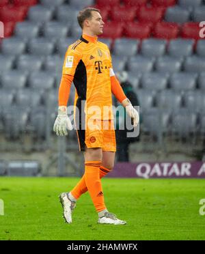 11 décembre 2021, Bavière, Munich: Football: Bundesliga, Bayern Munich - FSV Mainz 05, Matchday 15 à Allianz Arena.Le gardien de but Manuel Neuer de Munich est sur le terrain.Photo: Sven Hoppe/dpa - NOTE IMPORTANTE: Conformément aux règlements de la DFL Deutsche Fußball Liga et/ou de la DFB Deutscher Fußball-Bund, il est interdit d'utiliser ou d'utiliser des photos prises dans le stade et/ou du match sous forme de séquences et/ou de séries de photos de type vidéo. Banque D'Images